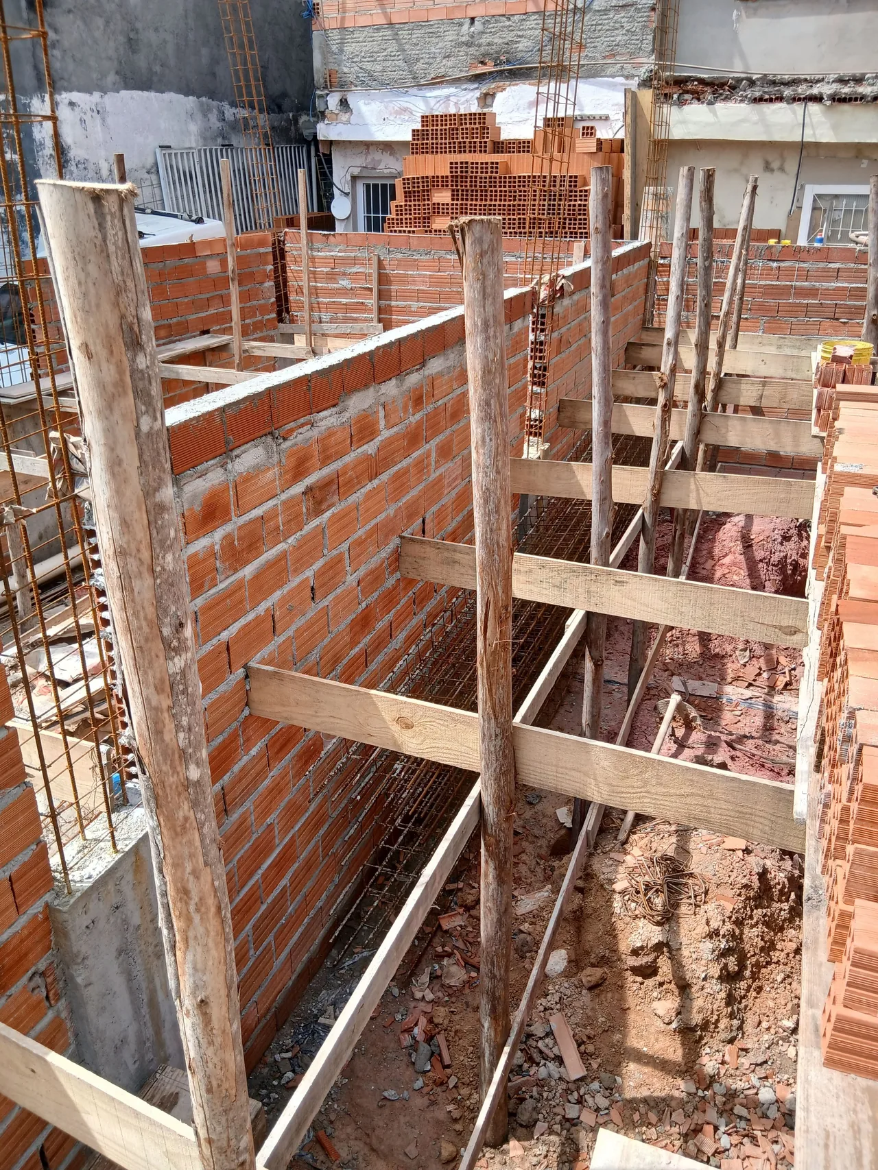 Frische Ziegelwände und Holzstützen auf einer Baustelle
