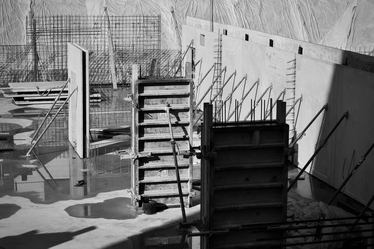 Schwarzweißaufnahme von Betontreppe und Schalung auf einer Baustelle